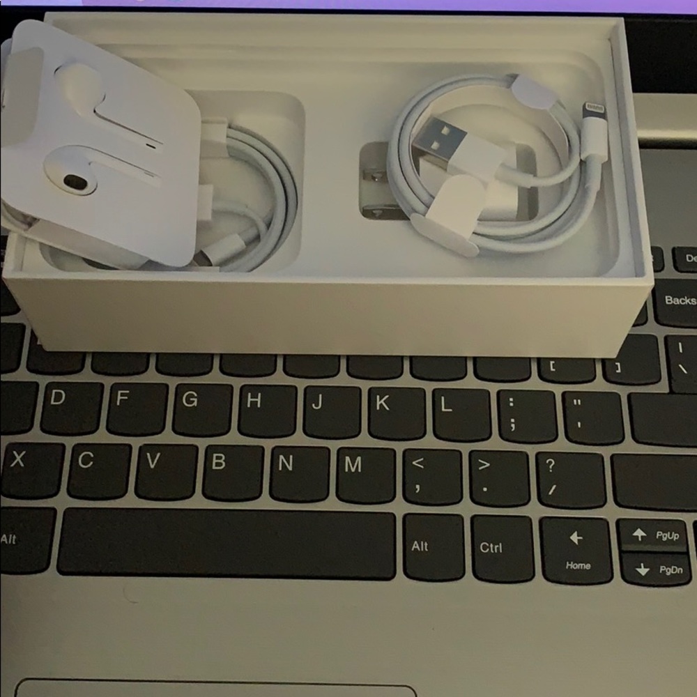 Brand New 🍎 Apple accessories